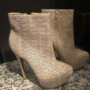 BRAND NEW Bella Luna Gold Glitter Platform Boots